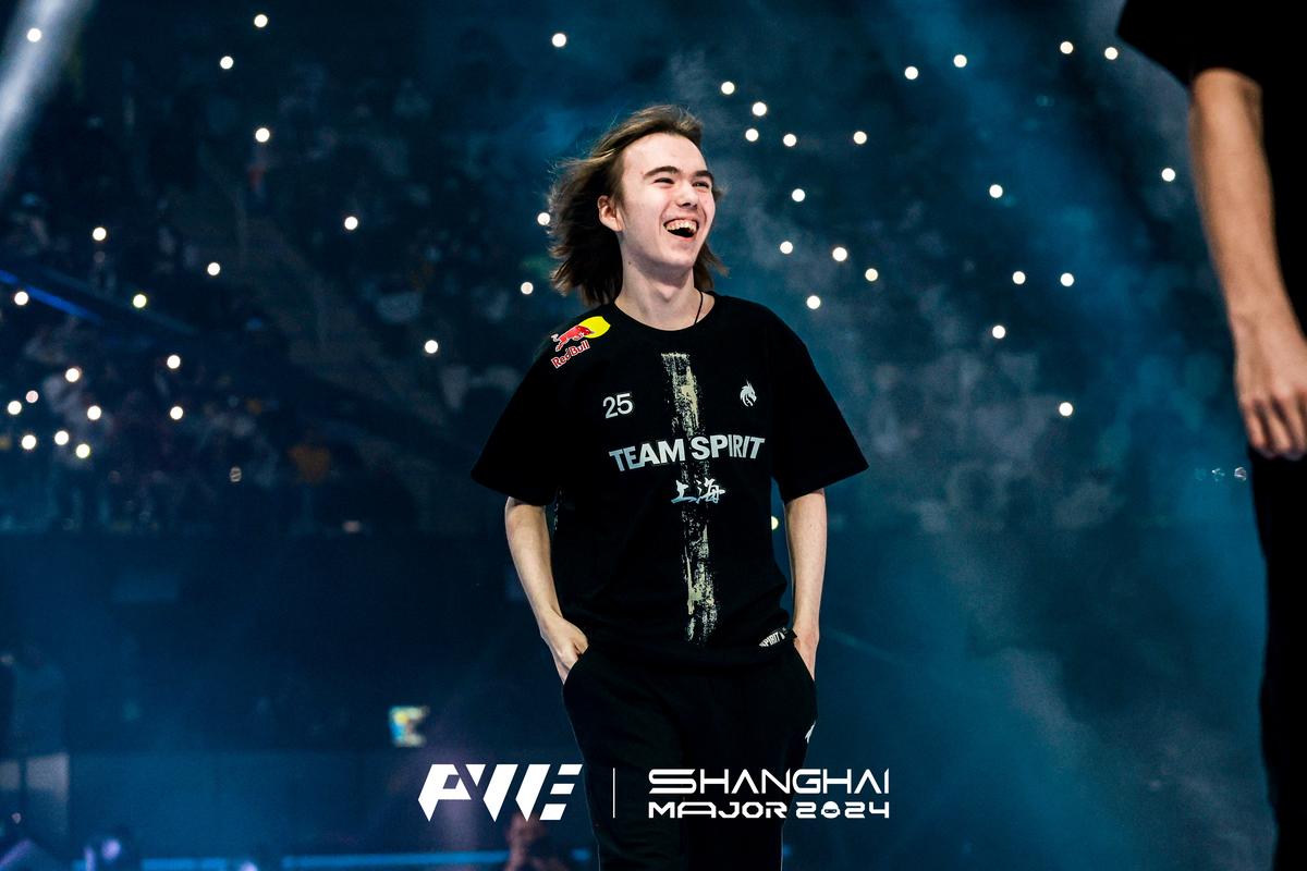 斯库特维克托的辉煌进化造成了爆炸性伤害。老贼和飞机无敌。 JD Gaming 击败了皇家蓝队