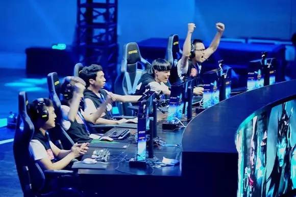 英雄联盟S12，宙斯倒了？Zeus不会出席今天的S12决赛媒体日活动