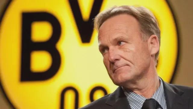 资讯两人往壕沟里一蹲，等着快递员来送货了